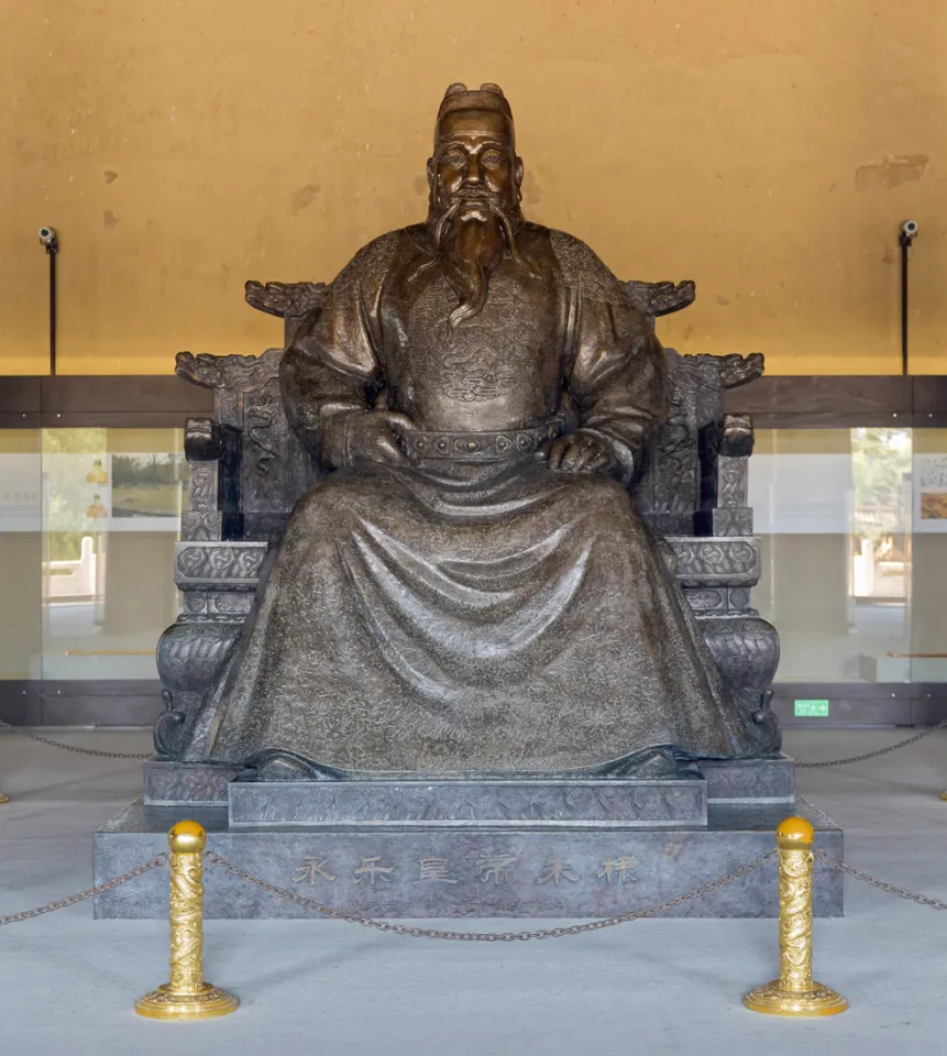 Ming Changling-Mausoleum, Halle des Segens und der Gnade (Ling'En-Halle), Statue des Yongle-Kaisers Zhu Di