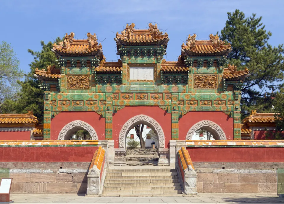Tempel Putuo Zongcheng, Glasierter Torbogen, Südansicht