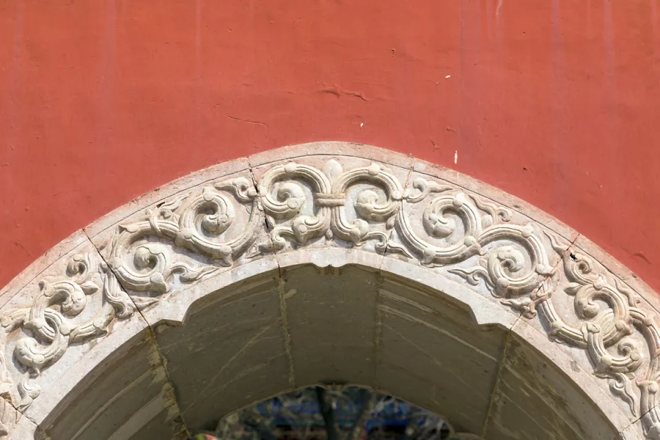 Tempel Putuo Zongcheng, Glasierter Torbogen, Steinschnitzarbeit