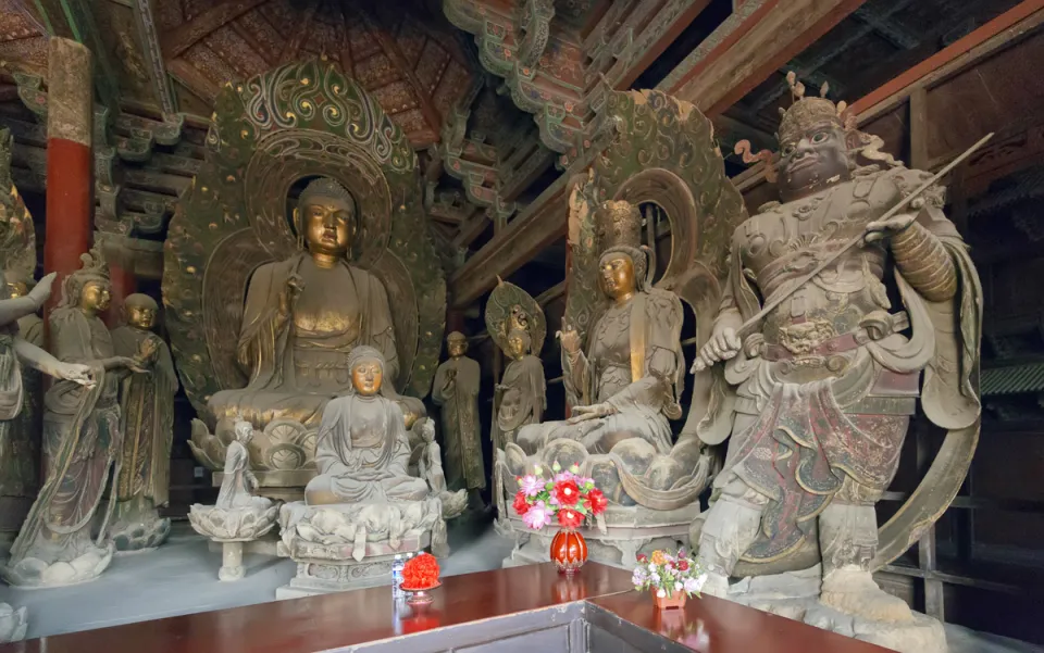 Huayan-Tempel, Sutra-Halle, Innenraum, Statuen aus der Zeit der Liao-Dynastie