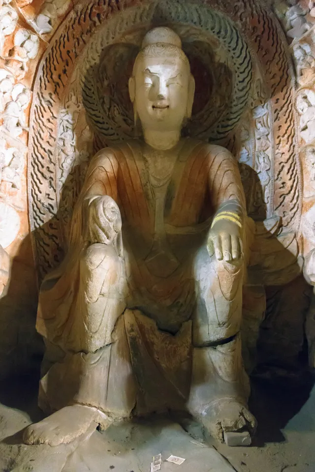 Yungang-Grotten, Statue der Kaverne 6