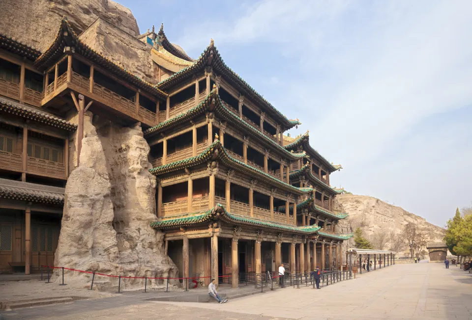Yungang-Grotten, Holzpavillons vor den Kavernen 5 und 6