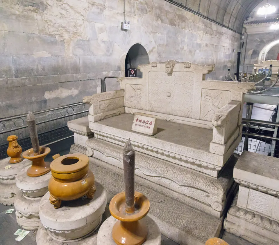 Ming Dingling-Mausoleum, Unterirdischer Palast, steinerner Thron der Kaiserin Xiaojing