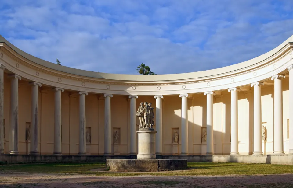 Tempel der drei Grazien, Kolonnade