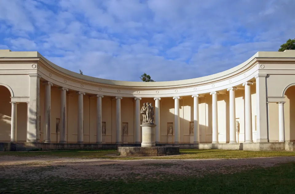 Tempel der drei Grazien, Kolonnade