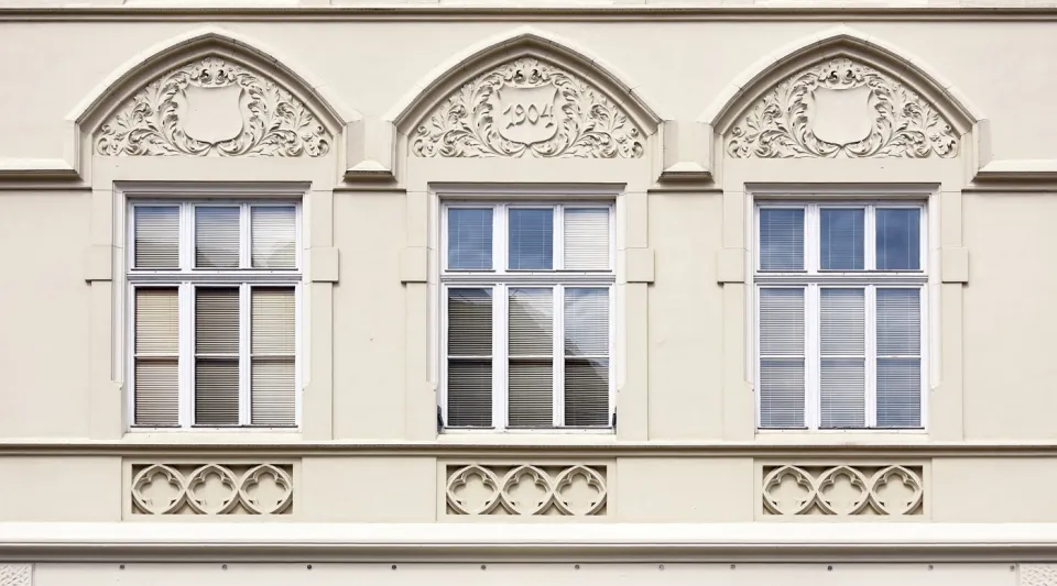 Bischöfliches Gymnasium J. N. Neumann, Detail der Fassade mit Fenster