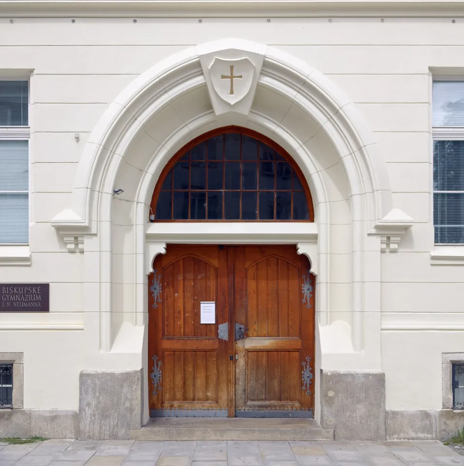 Bischöfliches Gymnasium J. N. Neumann, Portal