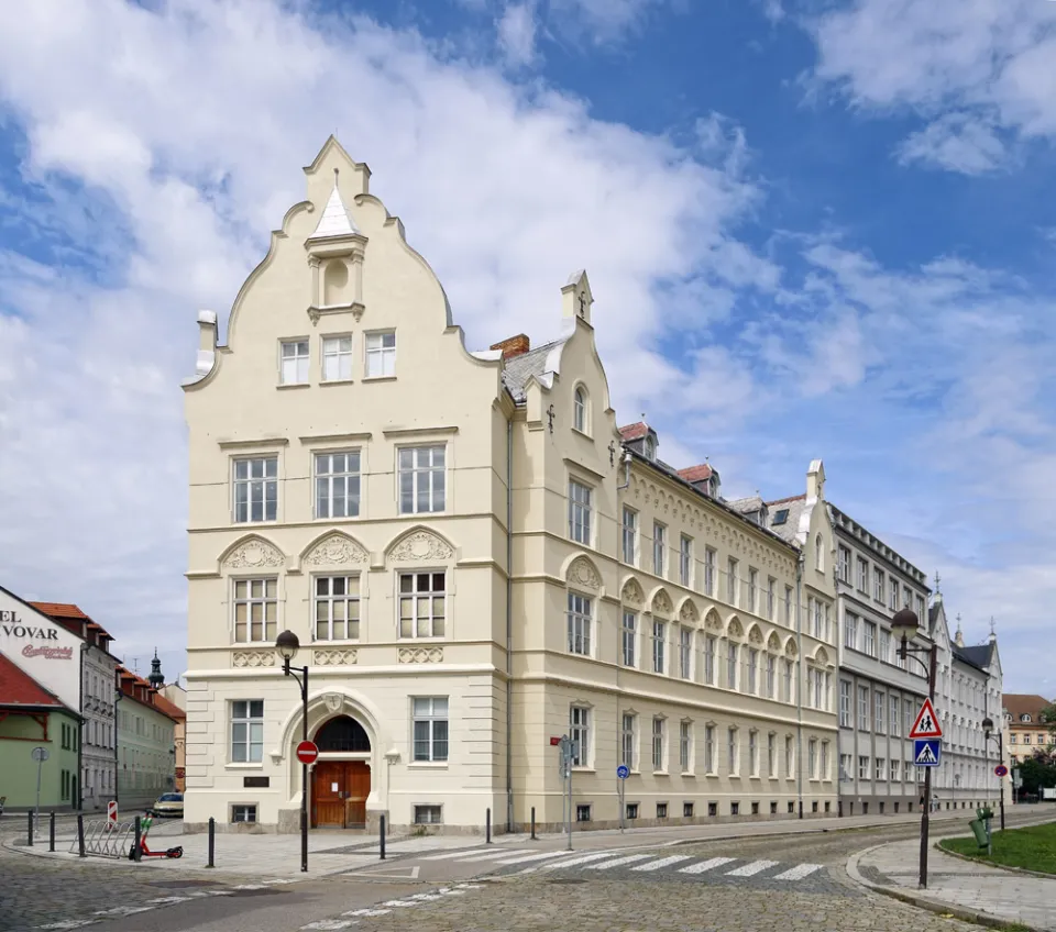 Bischöfliches Gymnasium J. N. Neumann, Südwestansicht