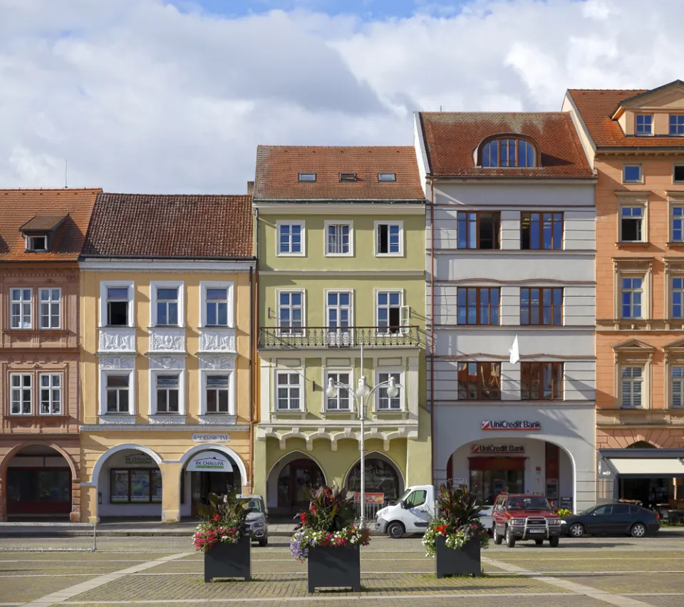 Přemysl-Ottokar-II.-Platz, Häuser der Südseite