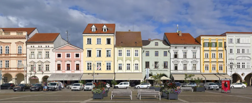 Přemysl-Ottokar-II.-Platz, westlicher Häuserzeile