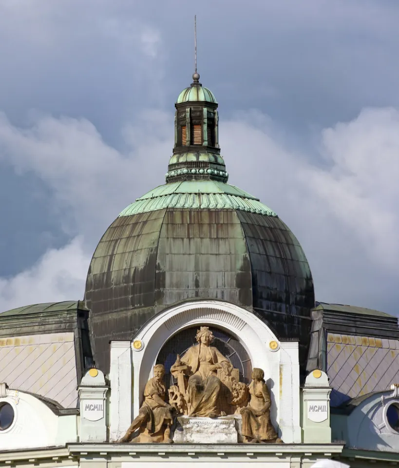 Kreishauptmannschaft für Südböhmen, Kuppel und Skulpturengruppe