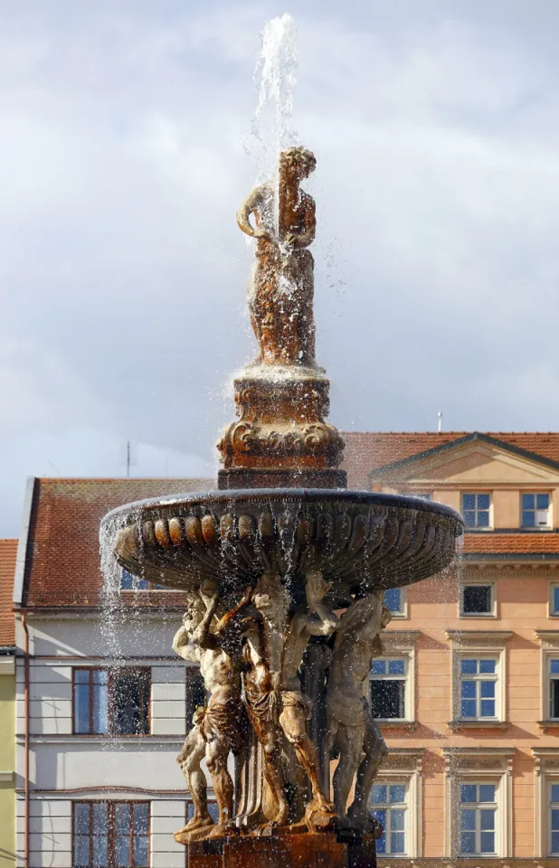 Samsonbrunnen, Skulpturen von Atlanten und Samson