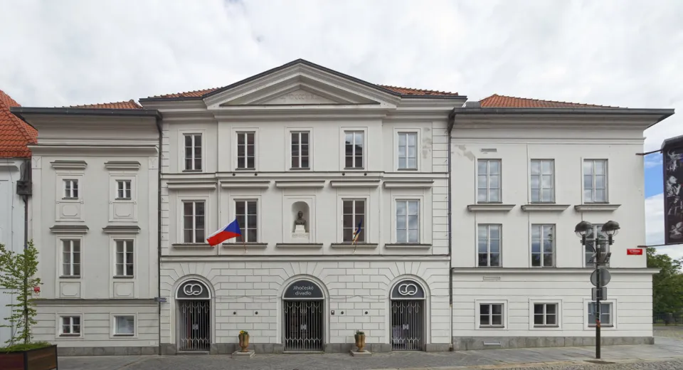 Südböhmisches Theater, Hauptfassade (Westansicht)