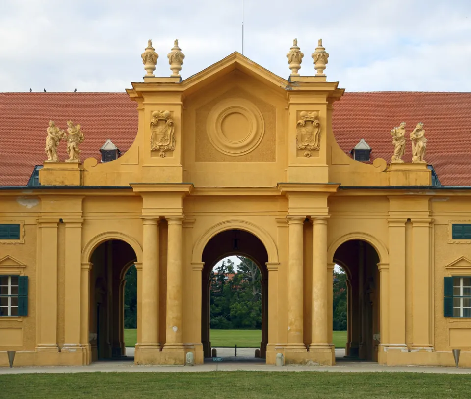 Schloss Eisgrub, Stallungen und Reithalle, südliches Tor (Nordansicht)