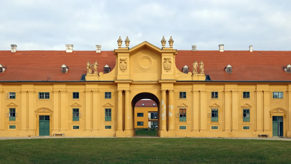 Schloss Eisgrub, Stallungen und Reithalle, westlicher Flügel