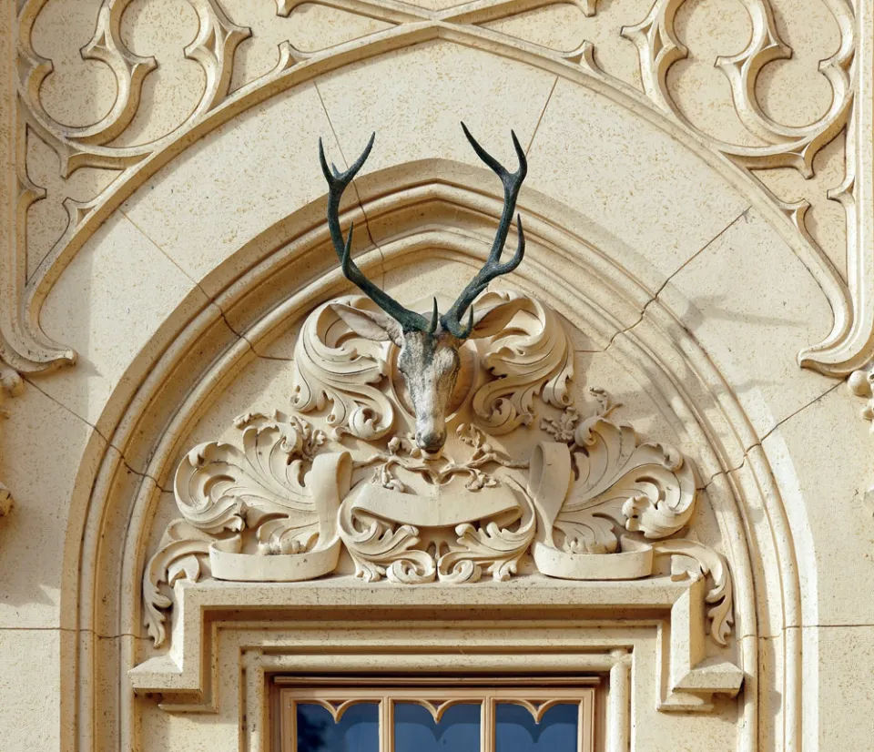 Schloss Eisgrub, Fenster-Tympanon der Nordfassade