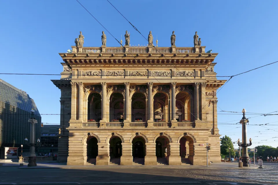 Nationaltheater, Hauptfassade (Nordansicht)