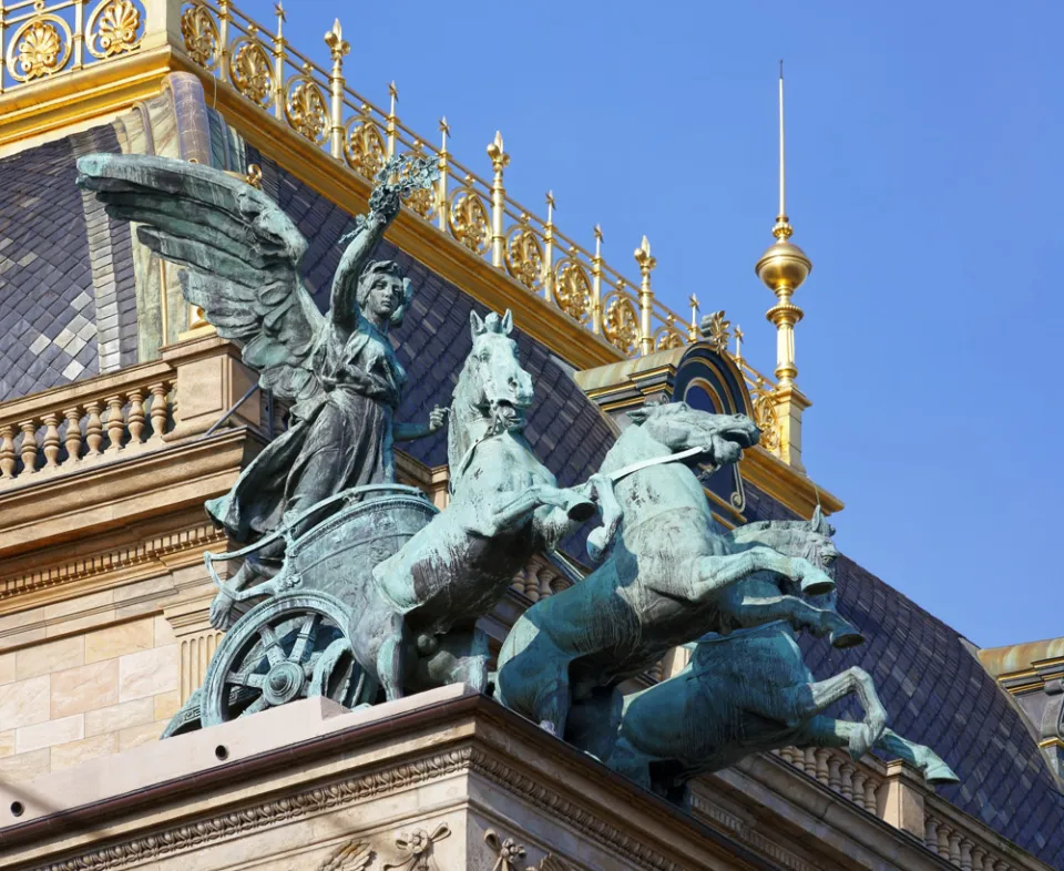 Nationaltheater, Triga-Skulptur