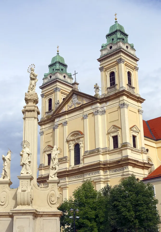 Pfarrkirche Mariä Himmelfahrt, hinter der Mariensäule