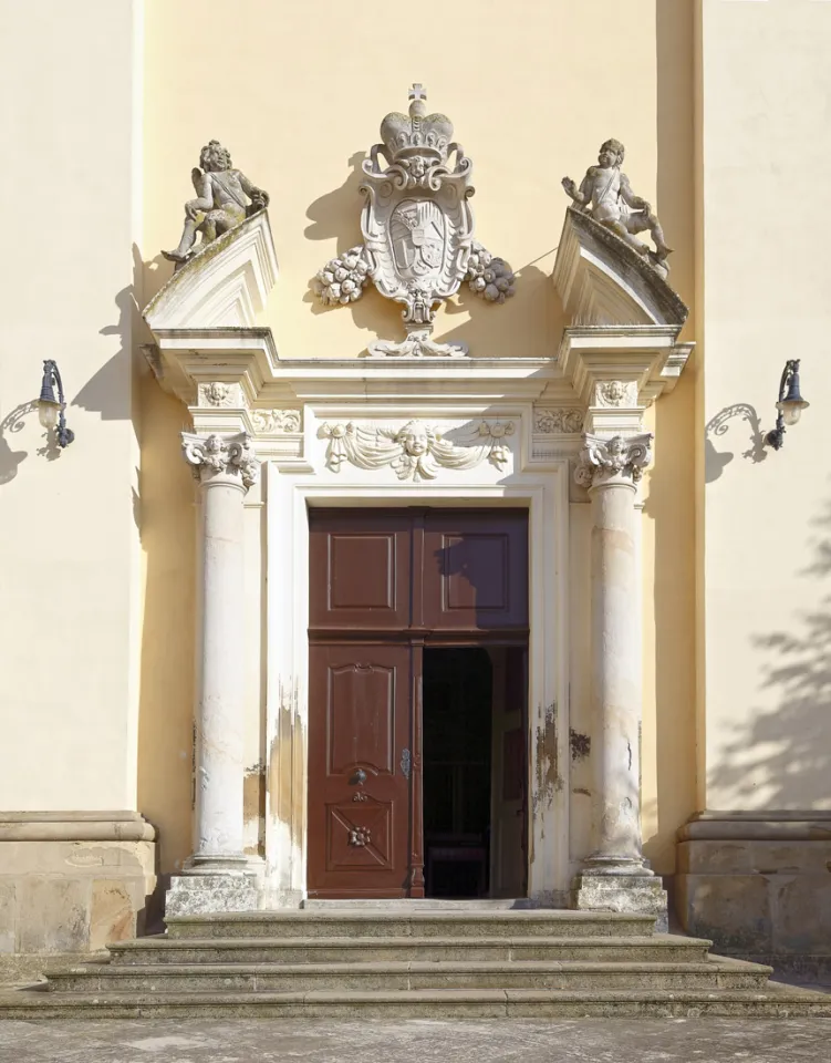 Pfarrkirche Mariä Himmelfahrt, Hauptportal