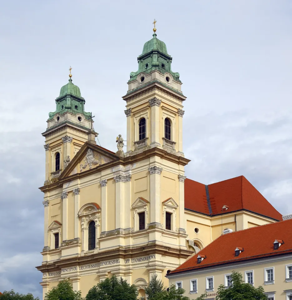 Pfarrkirche Mariä Himmelfahrt, Westansicht