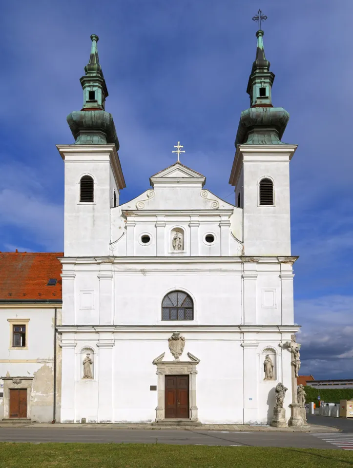 Kloster der barmherzigen Brüder, Kirche Sankt Augustin, Nordwestansicht