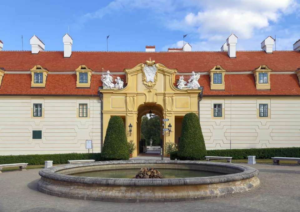 Schloss Feldsberg, Ehrenhof mit Brunnen