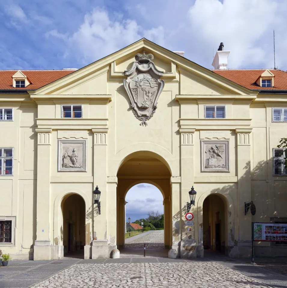 Schloss Feldsberg, äußeres Tor