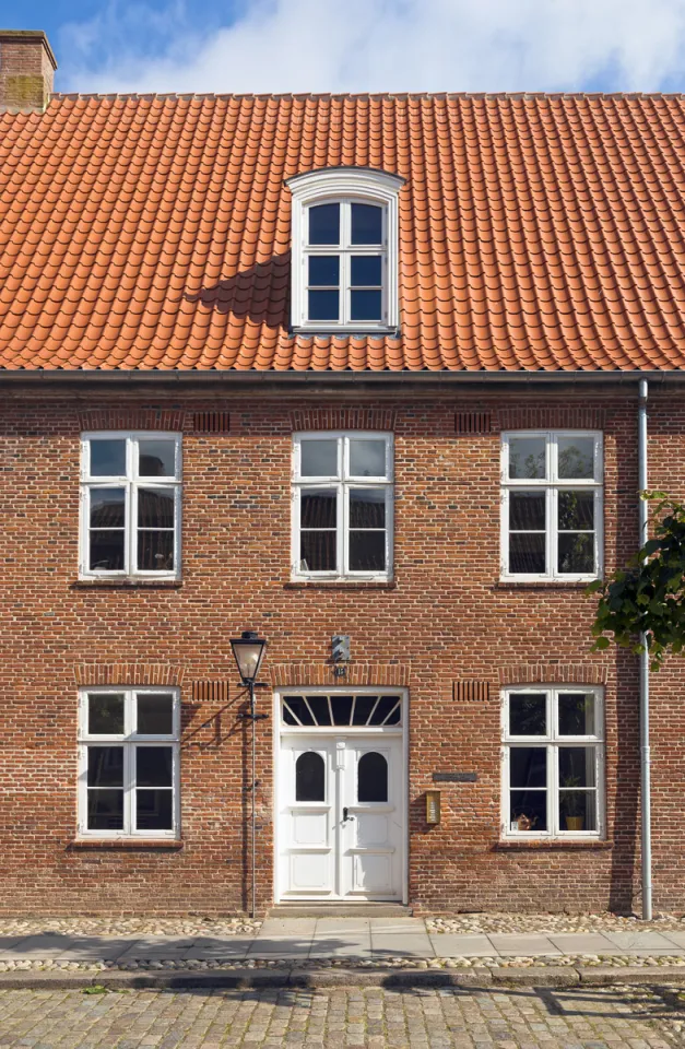 Knabenschule der Herrnhuter Brüdergemeine, Hauptgebäude (Lindegade Nr. 15), Detail der Fassade