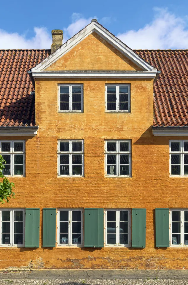 Alte Apotheke der Herrnhuter Brüdergemeine, Detail der Fassade mit hinzugefügter Dachgaube