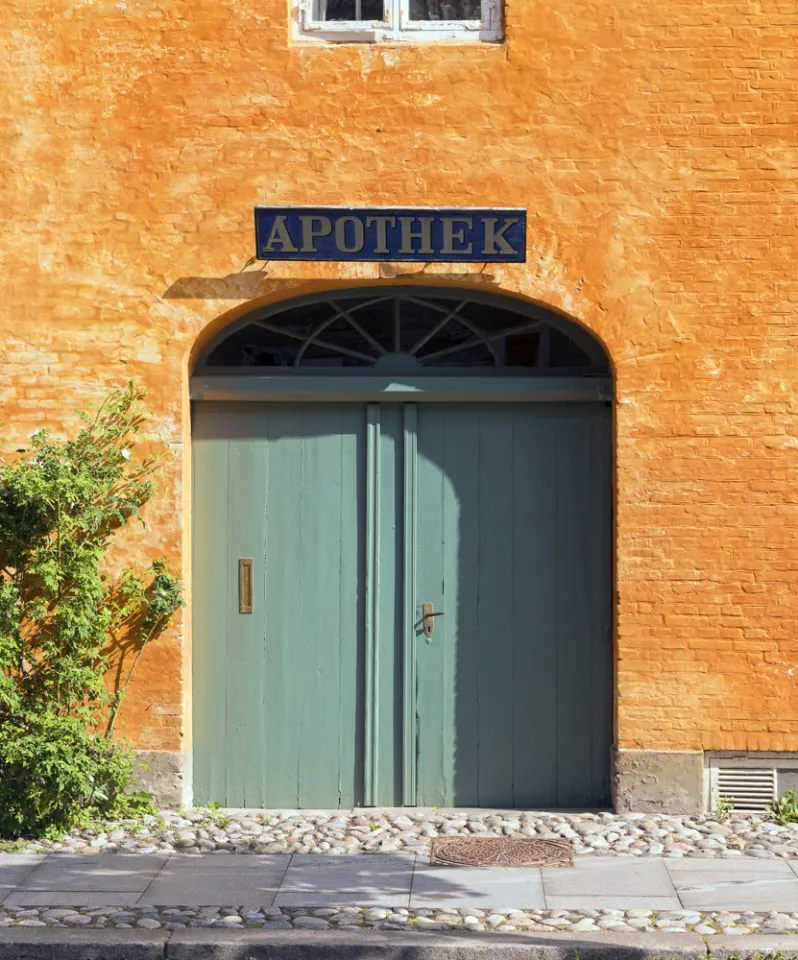 Alte Apotheke der Herrnhuter Brüdergemeine, Tor mit altem Schild