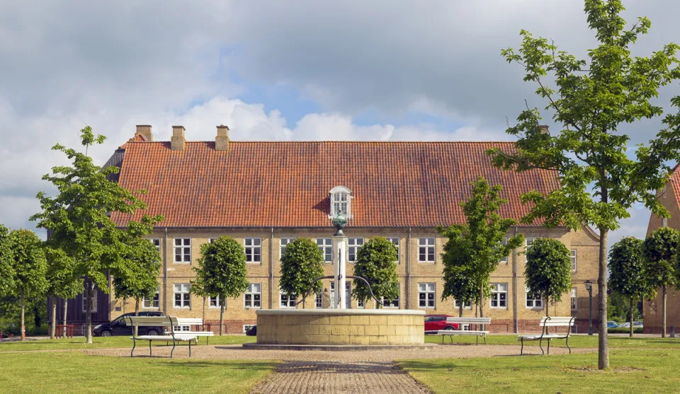 Schwesternhaus, am Graf-Zinzendorf-Platz (ehemals Kirchplatz)