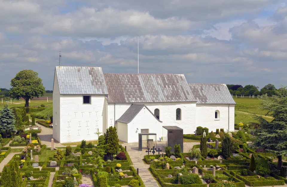 Kirche von Jelling, Sicht vom nördlichen Grabhügel (Südansicht)