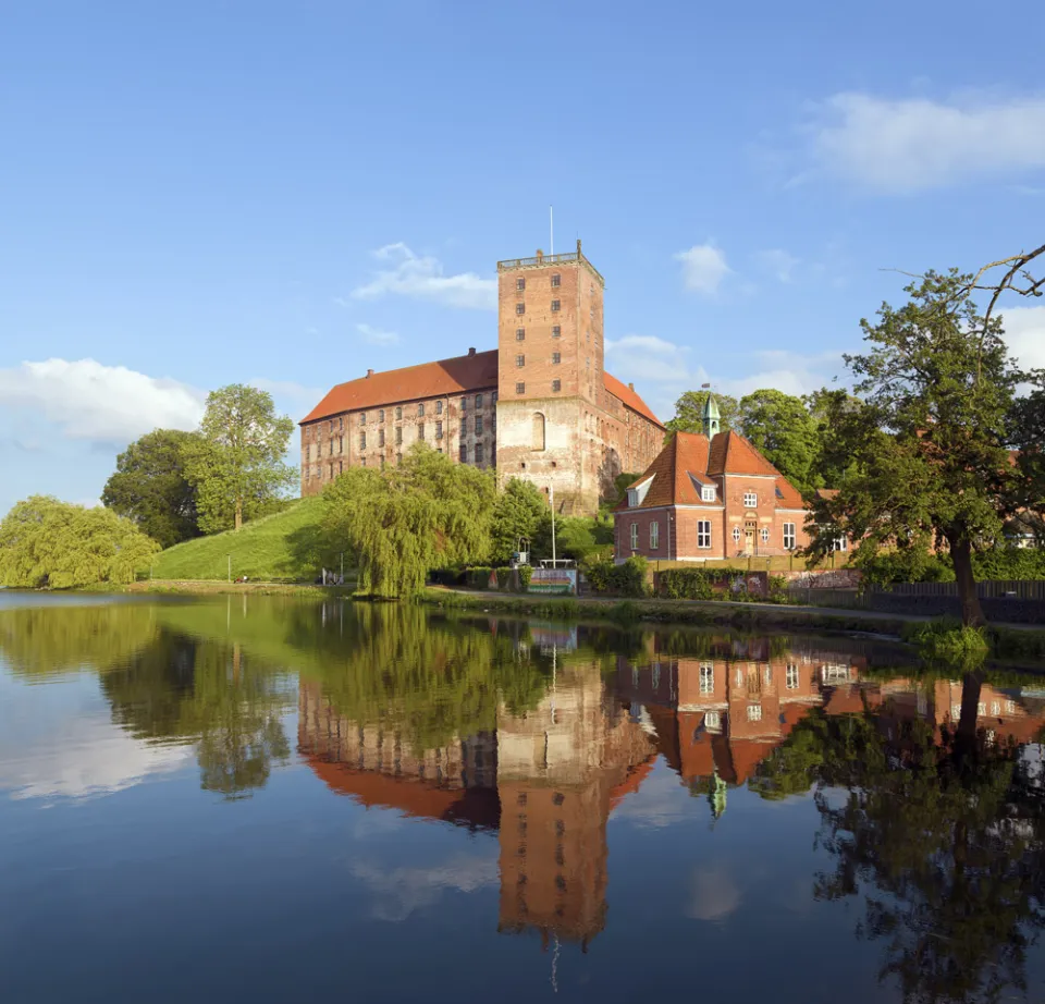 Koldinghus, sich auf dem Schlosssee spiegelnd