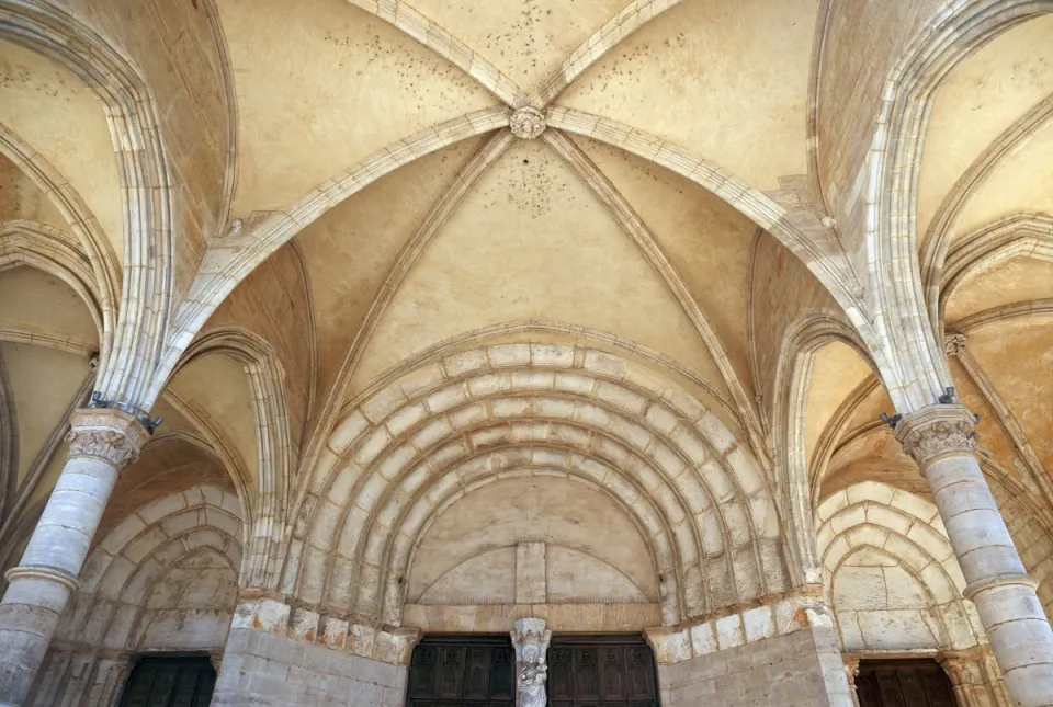 Basilika Unserer Lieben Frau von Beaune, romanisches Tympanon und gotischer Portikus