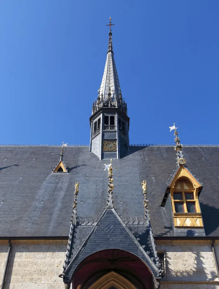 Beauner Hospizien, Vordach und Turmhelm über dem Hauptportal