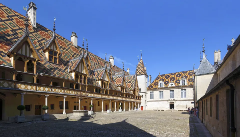 Beauner Hospizien, Ehrenhof, Südostansicht