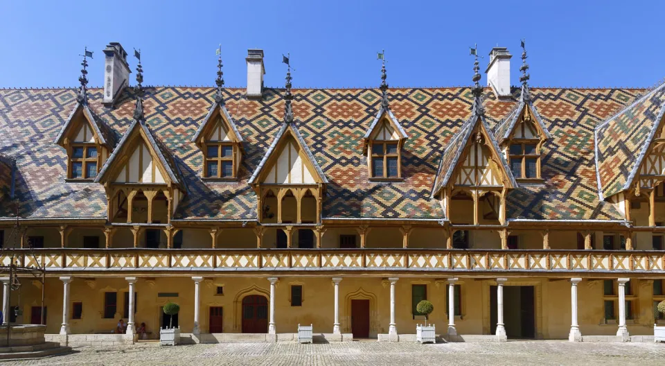 Beauner Hospizien, Ehrenhof, Westfassade