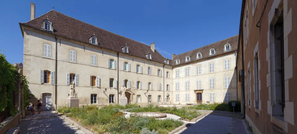 Beauner Hospizien, zweiter Hof mit Kräutergarten