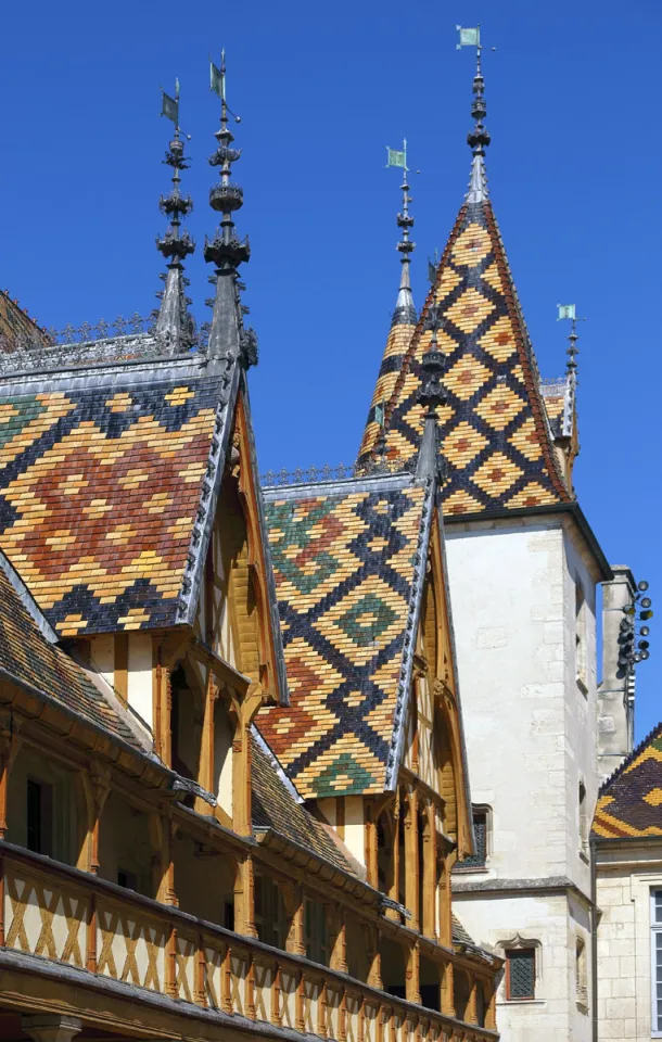 Beauner Hospizien, Turm, Dach und Giebelgauben mit glasierten Dachziegeln