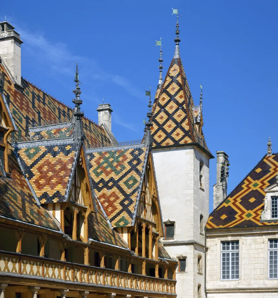 Beauner Hospizien, Turm, Dach und Giebelgauben mit glasierten Dachziegeln