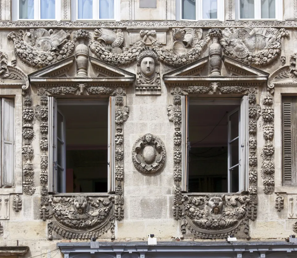 Haus Maillard, Detail der Fassade mit Fenster