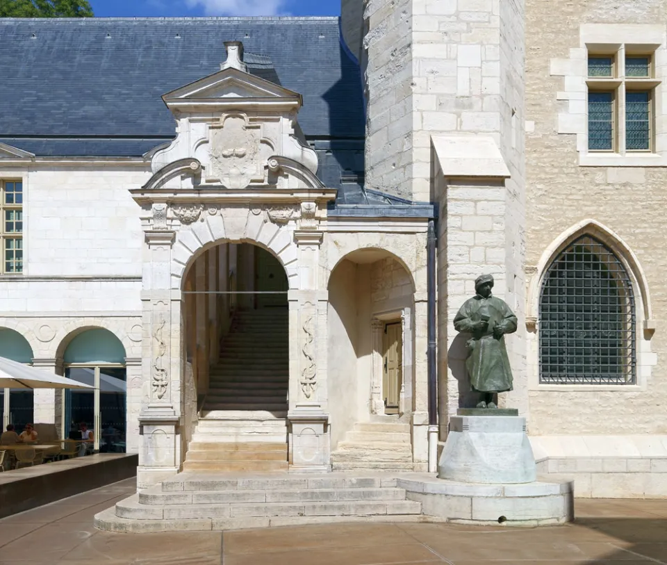 Palast der Herzöge von Burgund, Treppe zum Turm der Bar und Statue von Claus Sluter