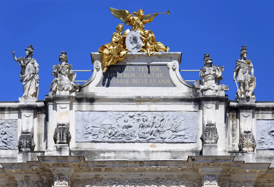 Place Stanislas, Here-Triumphbogen (Arc Héré), Attika mit Akroterion