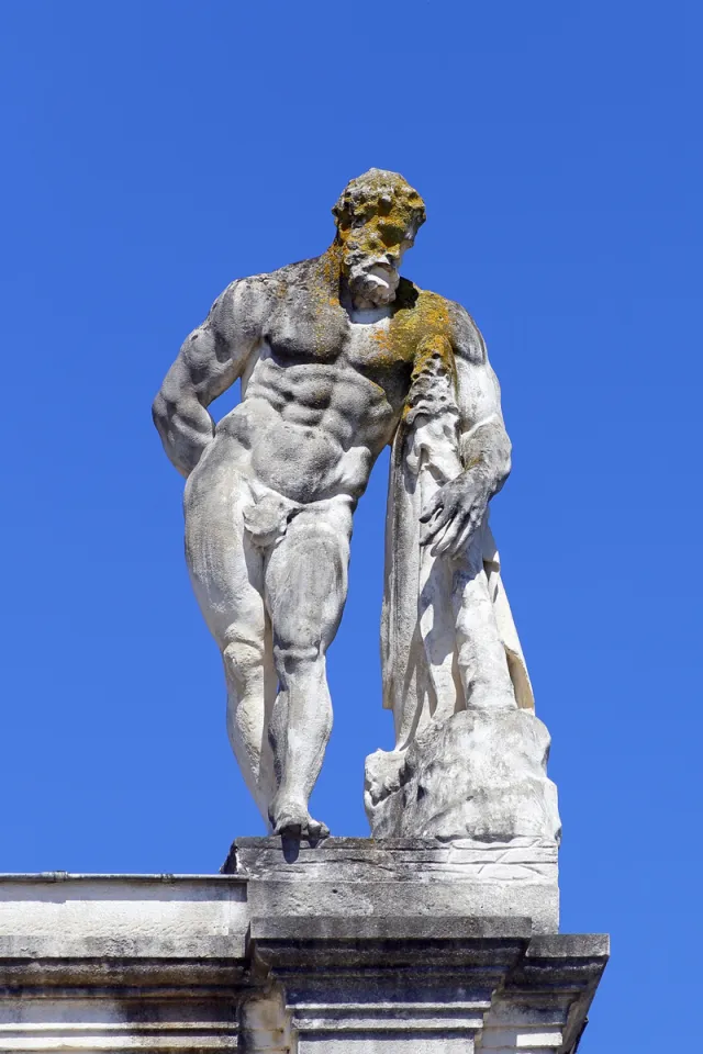 Place Stanislas, Here-Triumphbogen (Arc Héré), Herkules-Statue