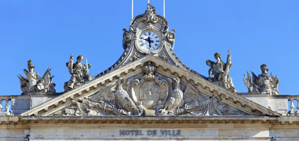 Place Stanislas, Rathaus von Nancy, Giebeldreieck