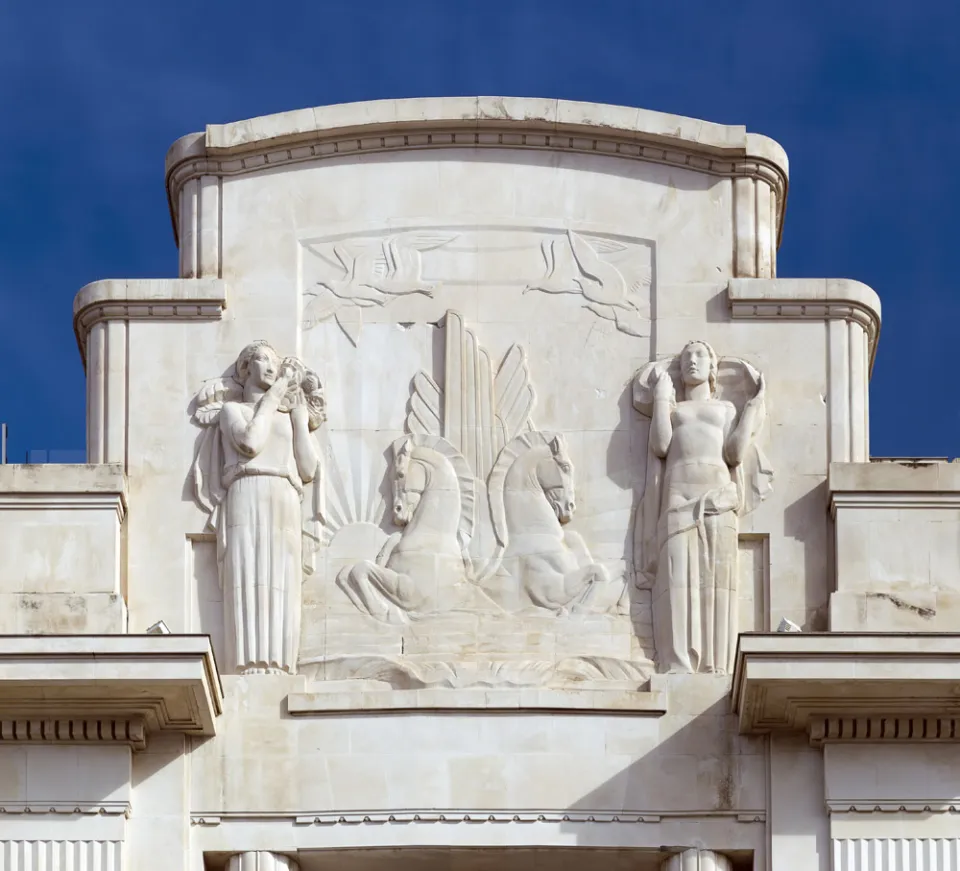 Palais de la Méditerranée, Detail der Fassade mit Reliefs