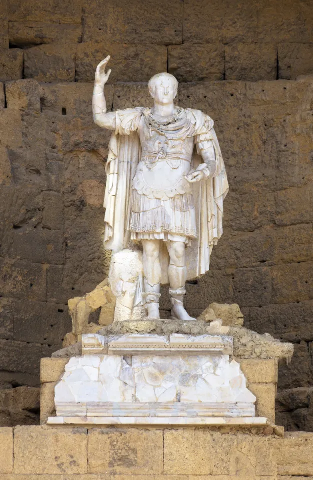 Römisches Theater von Orange, Statue des Kaisers Augustus in einer Nische der Bühnenwand (scaenae frons) Römisches Theater von Orange, Statue des Kaisers Augustus in einer Nische der Bühnenwand (scaenae frons)