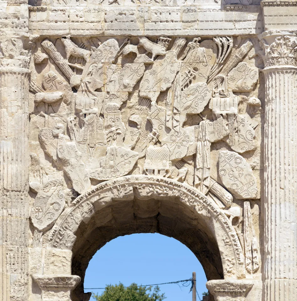 Triumphbogen von Orange, Relief der Südseite