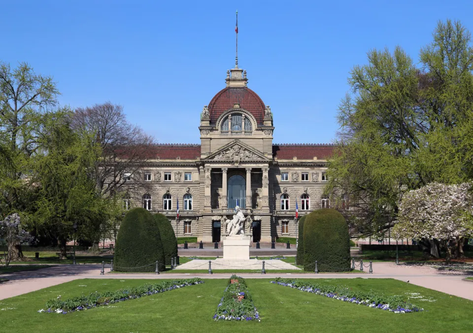 Platz der Republik, Rheinpalast